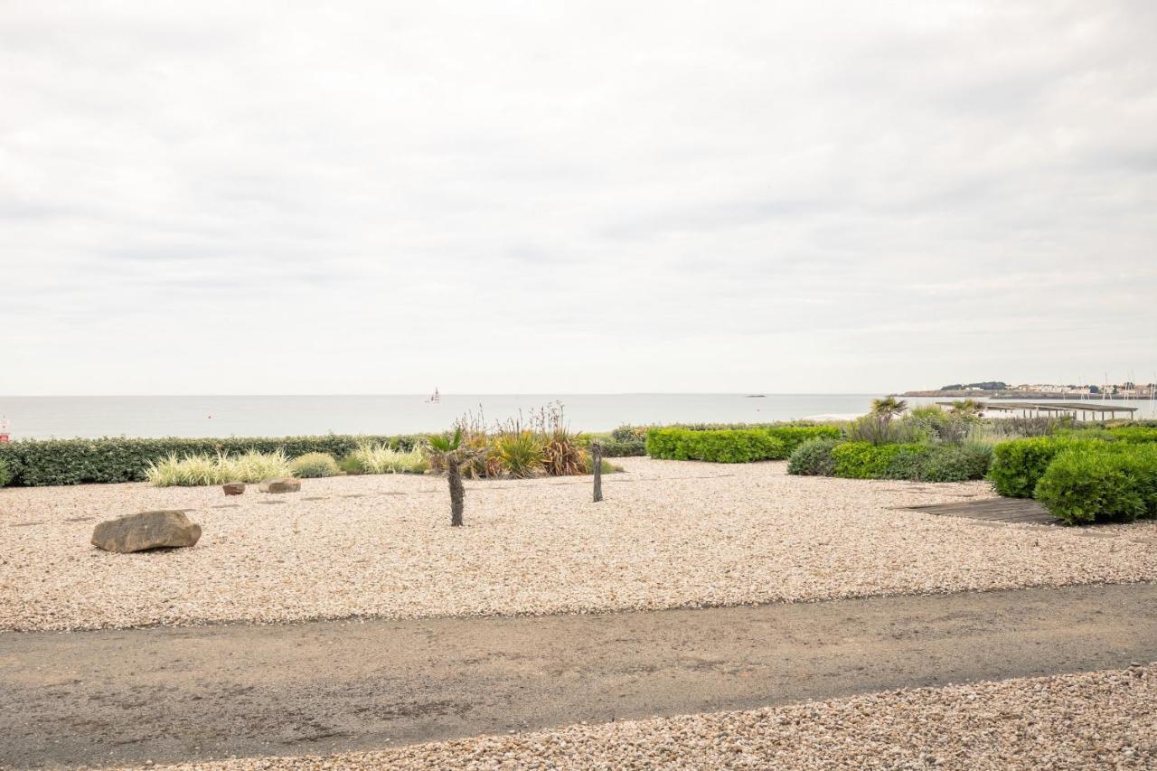 Les Pieds Dans L Eau A Gilles Croix De Vie *